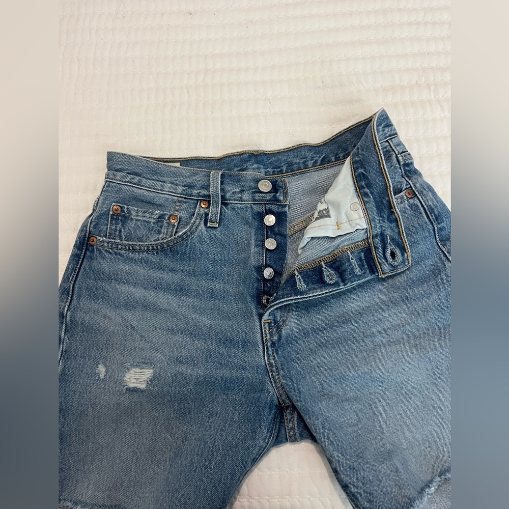 Levi’s mid thigh shorts